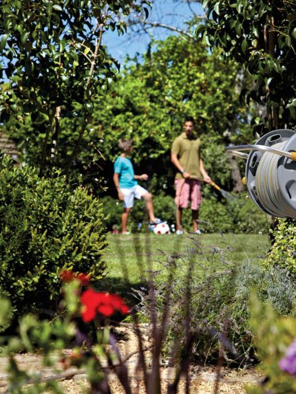 Hozelock 2477H Duvarda ve Yerde Kullanılabilen 50 m Hortumlu 60 m Kapasiteli Hortum Toplama Sarma Makara Seti