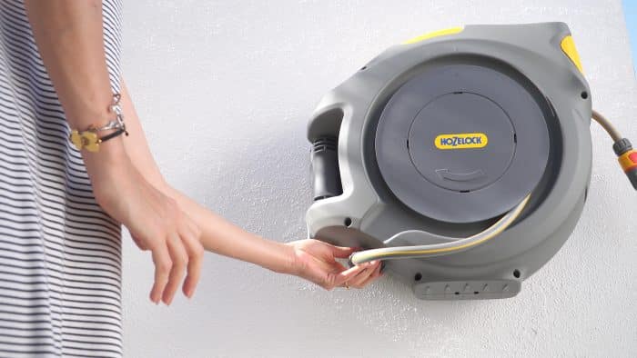 Hozelock 2401-3460H Duvara Monte 20 m Hortumlu Otomatik Geri Sarmalı Hortum Toplama Makara Seti + 2669H Multi Sprey Yuvarlak Başlıklı 5 Ayarlı Hortum Tabancası HEDİYELİ - Görsel 2