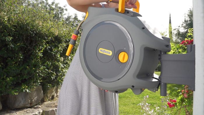 Hozelock 2401-3460H Duvara Monte 20 m Hortumlu Otomatik Geri Sarmalı Hortum Toplama Makara Seti + 2669H Multi Sprey Yuvarlak Başlıklı 5 Ayarlı Hortum Tabancası HEDİYELİ - Görsel 6